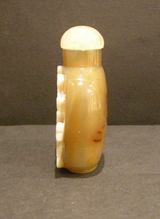 Snuff bottle agate sculpted in the white color with birds and flowers | MasterArt